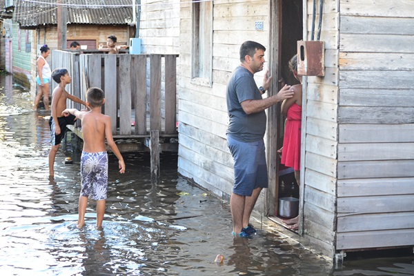 Prefeito visita moradores afetados pela cheia do rio Jari.